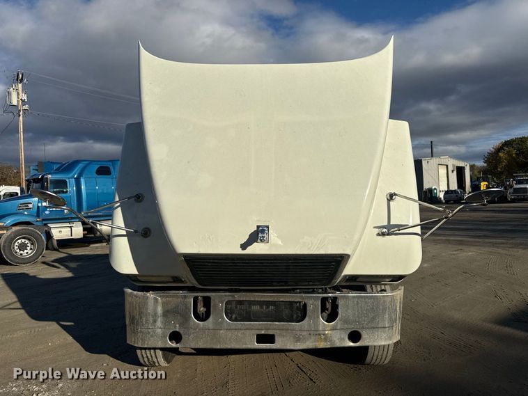 image for item EN3979 2015 Mack CHU613  semi truck
