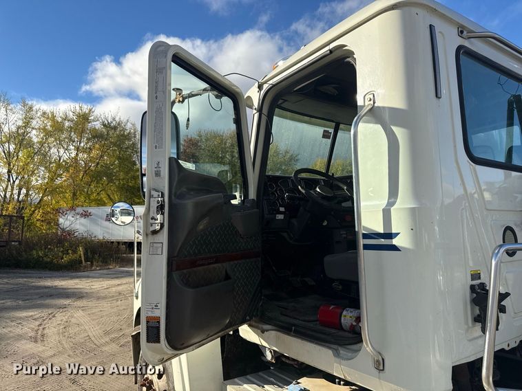 image for item EN3979 2015 Mack CHU613  semi truck