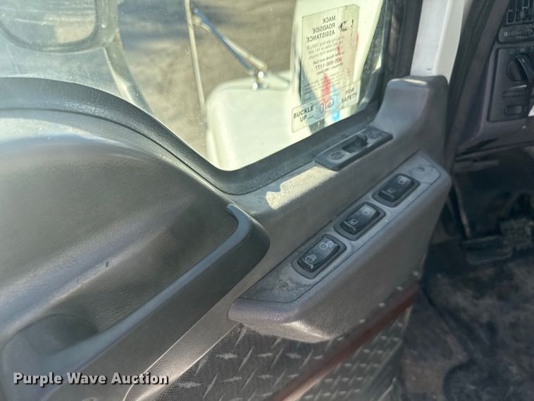 image for item EN3979 2015 Mack CHU613  semi truck