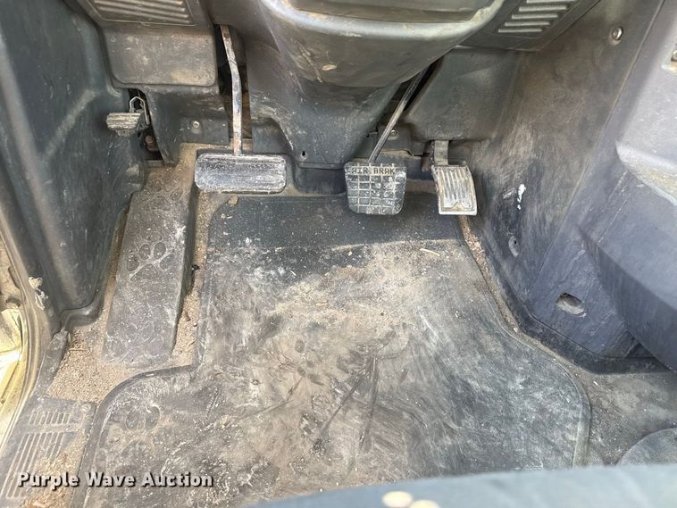 image for item EN3979 2015 Mack CHU613  semi truck