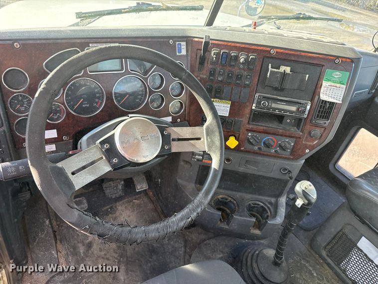image for item EN3979 2015 Mack CHU613  semi truck