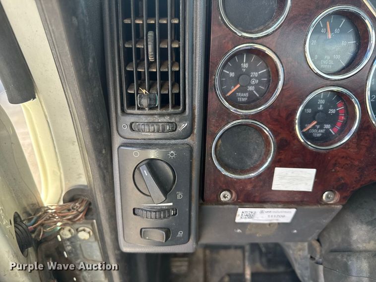 image for item EN3979 2015 Mack CHU613  semi truck