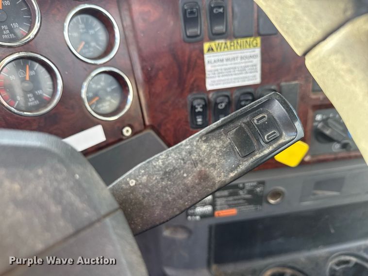image for item EN3979 2015 Mack CHU613  semi truck