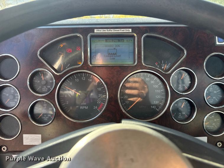 image for item EN3979 2015 Mack CHU613  semi truck