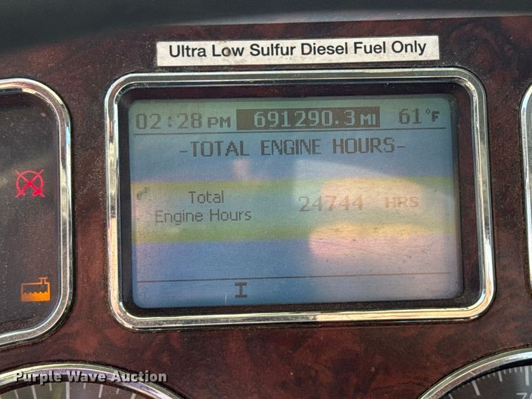 image for item EN3979 2015 Mack CHU613  semi truck