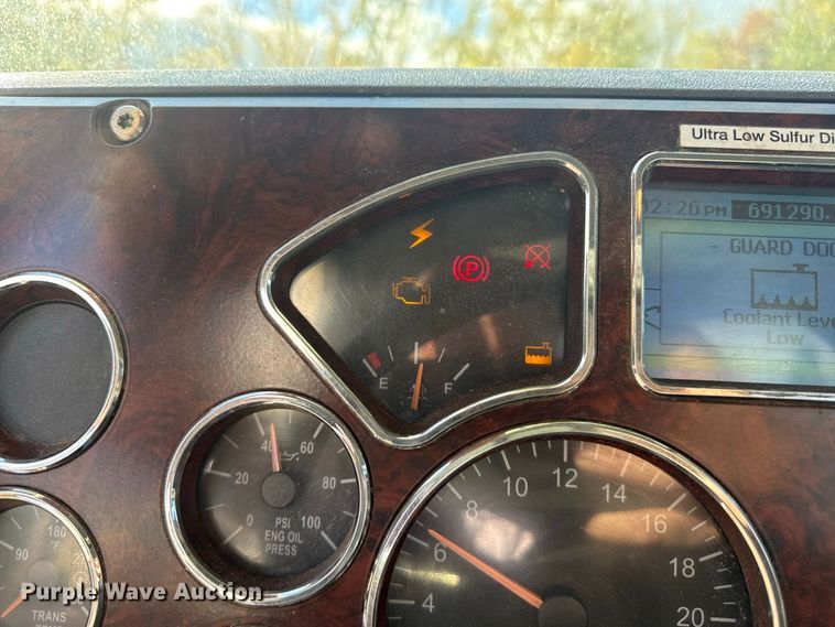 image for item EN3979 2015 Mack CHU613  semi truck