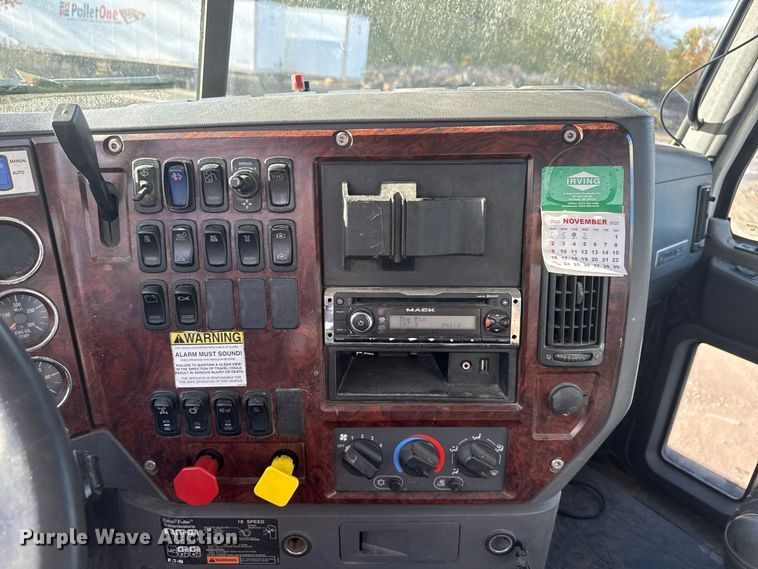 image for item EN3979 2015 Mack CHU613  semi truck