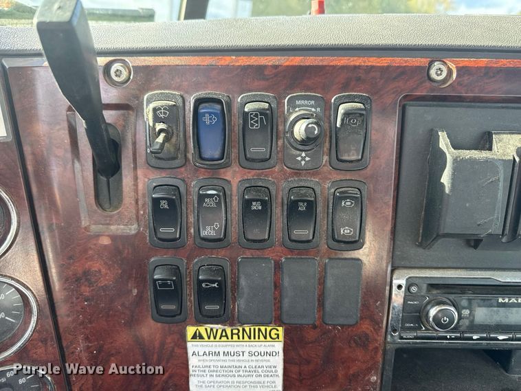 image for item EN3979 2015 Mack CHU613  semi truck