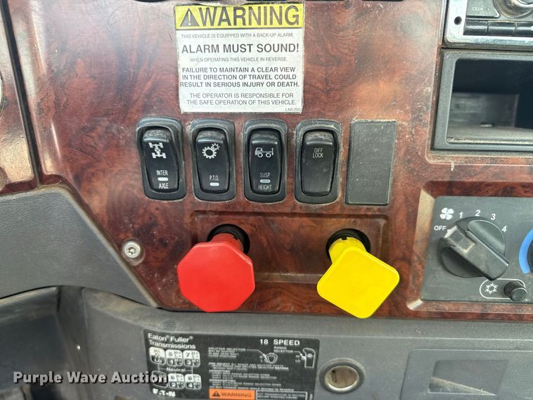image for item EN3979 2015 Mack CHU613  semi truck