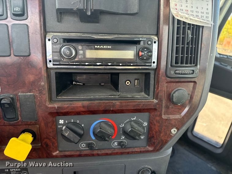 image for item EN3979 2015 Mack CHU613  semi truck