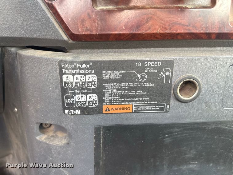 image for item EN3979 2015 Mack CHU613  semi truck