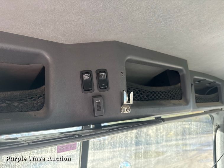 image for item EN3979 2015 Mack CHU613  semi truck