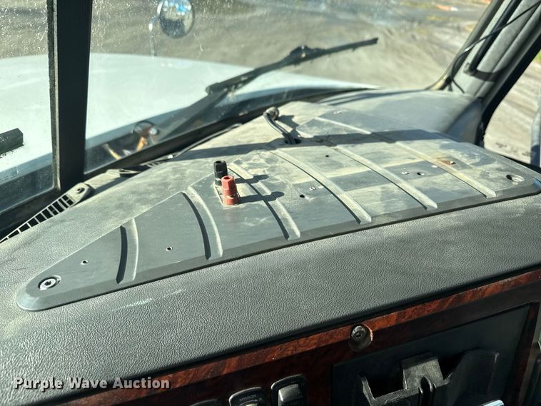 image for item EN3979 2015 Mack CHU613  semi truck