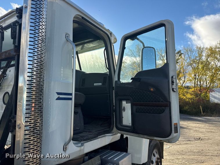 image for item EN3979 2015 Mack CHU613  semi truck