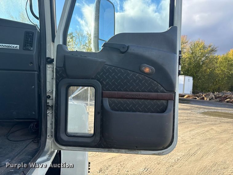 image for item EN3979 2015 Mack CHU613  semi truck