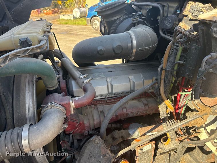 image for item EN3979 2015 Mack CHU613  semi truck