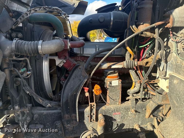 image for item EN3979 2015 Mack CHU613  semi truck