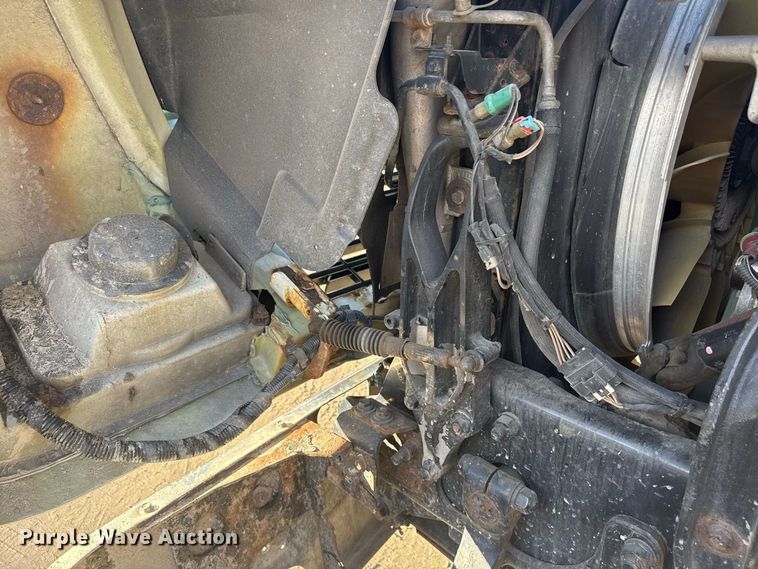 image for item EN3979 2015 Mack CHU613  semi truck