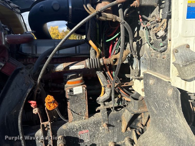 image for item EN3979 2015 Mack CHU613  semi truck