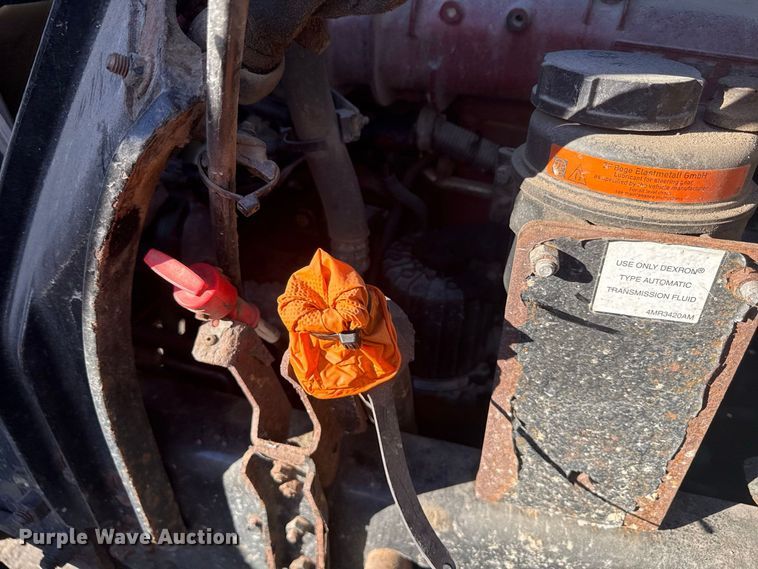 image for item EN3979 2015 Mack CHU613  semi truck