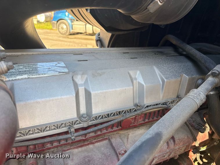image for item EN3979 2015 Mack CHU613  semi truck