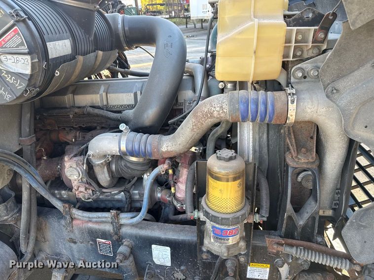 image for item EN3979 2015 Mack CHU613  semi truck
