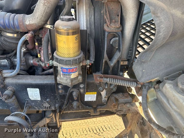 image for item EN3979 2015 Mack CHU613  semi truck