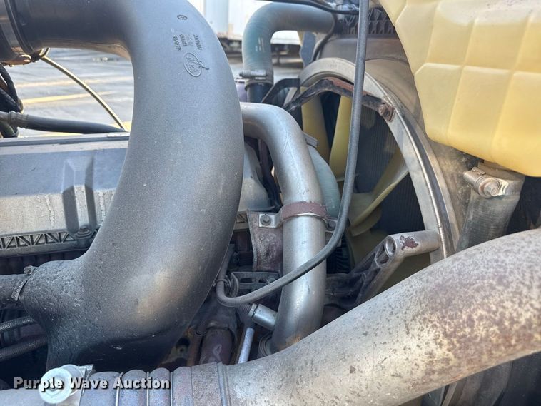 image for item EN3979 2015 Mack CHU613  semi truck