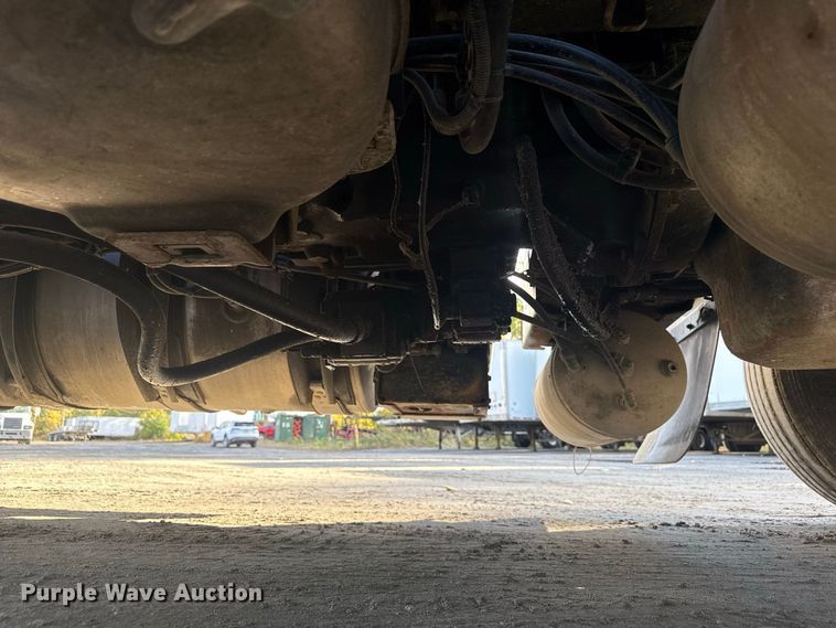 image for item EN3979 2015 Mack CHU613  semi truck