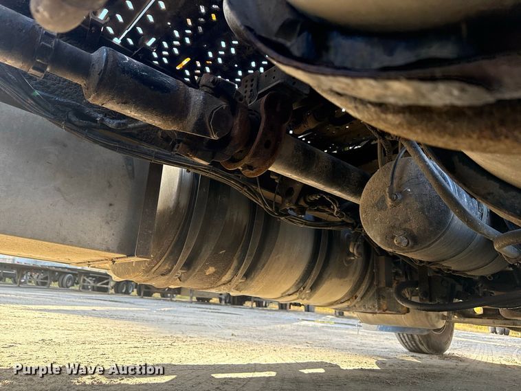 image for item EN3979 2015 Mack CHU613  semi truck