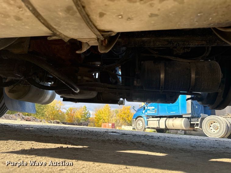 image for item EN3979 2015 Mack CHU613  semi truck
