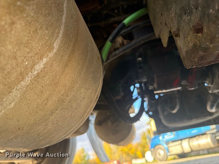 image for item EN3979 2015 Mack CHU613  semi truck