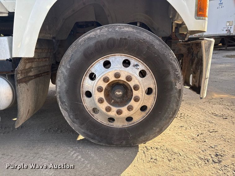 image for item EN3979 2015 Mack CHU613  semi truck