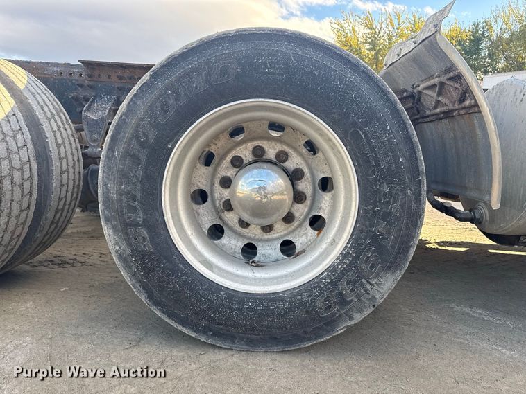 image for item EN3979 2015 Mack CHU613  semi truck