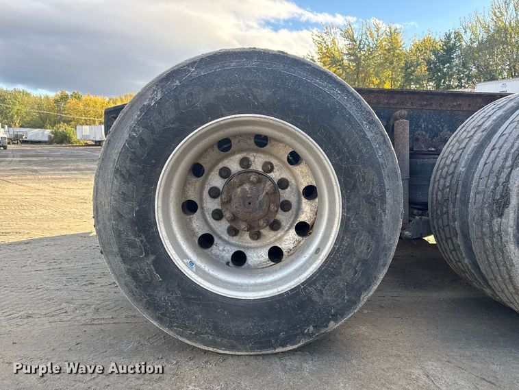 image for item EN3979 2015 Mack CHU613  semi truck