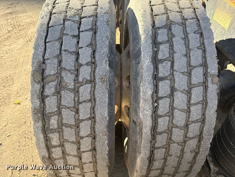 image for item EN3979 2015 Mack CHU613  semi truck