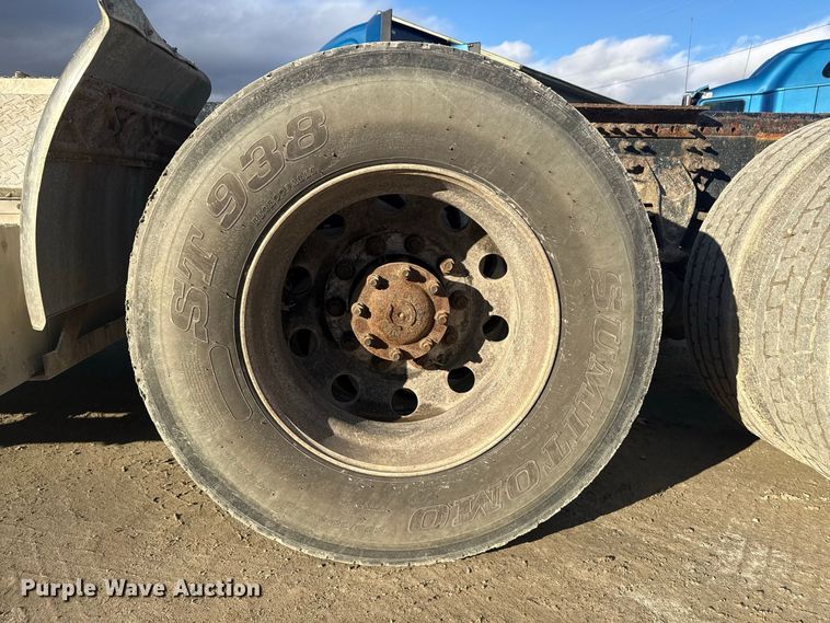 image for item EN3979 2015 Mack CHU613  semi truck
