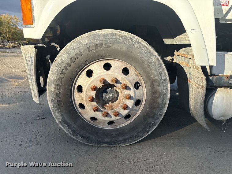 image for item EN3979 2015 Mack CHU613  semi truck