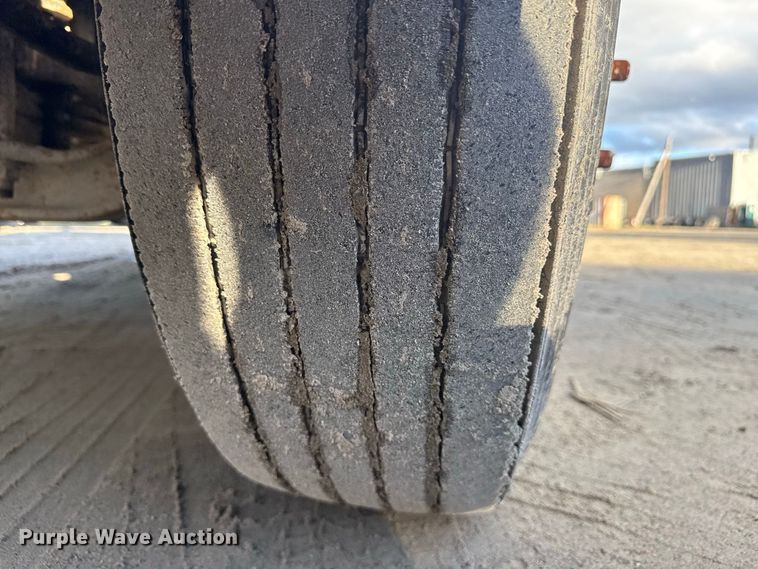 image for item EN3979 2015 Mack CHU613  semi truck