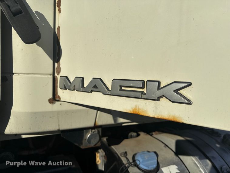 image for item EN3979 2015 Mack CHU613  semi truck