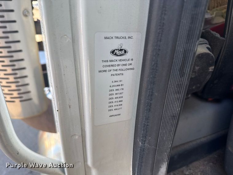 image for item EN3979 2015 Mack CHU613  semi truck