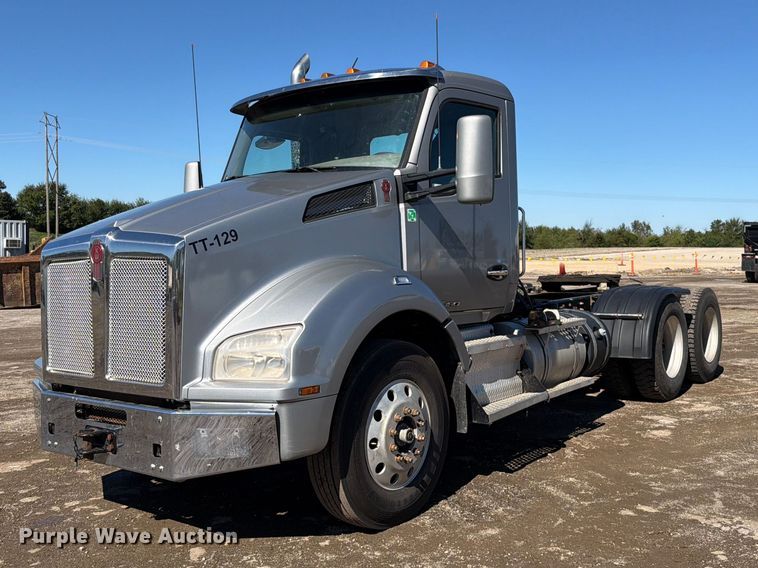 image for item EO8793 2019 Kenworth T880 semi truck