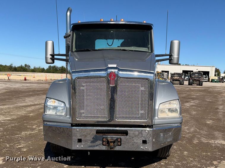 image for item EO8793 2019 Kenworth T880 semi truck