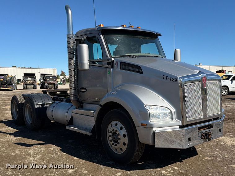 image for item EO8793 2019 Kenworth T880 semi truck