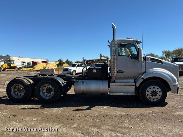 image for item EO8793 2019 Kenworth T880 semi truck