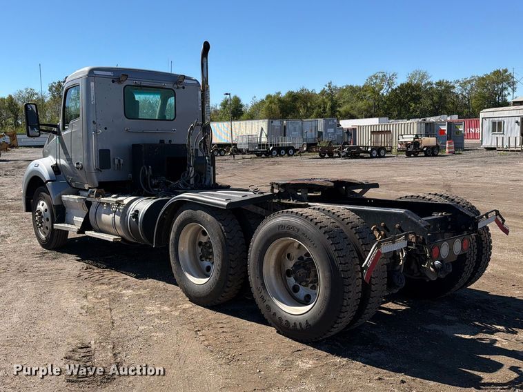 image for item EO8793 2019 Kenworth T880 semi truck