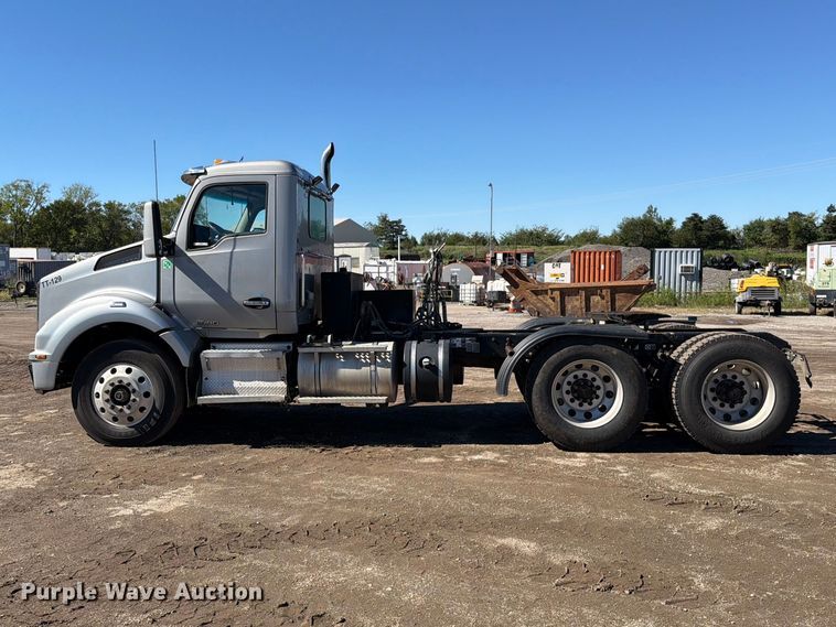 image for item EO8793 2019 Kenworth T880 semi truck
