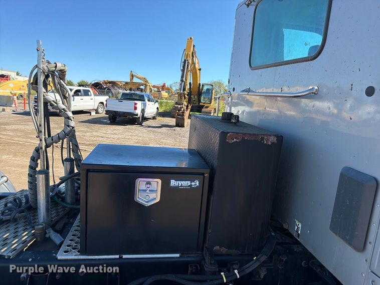 image for item EO8793 2019 Kenworth T880 semi truck