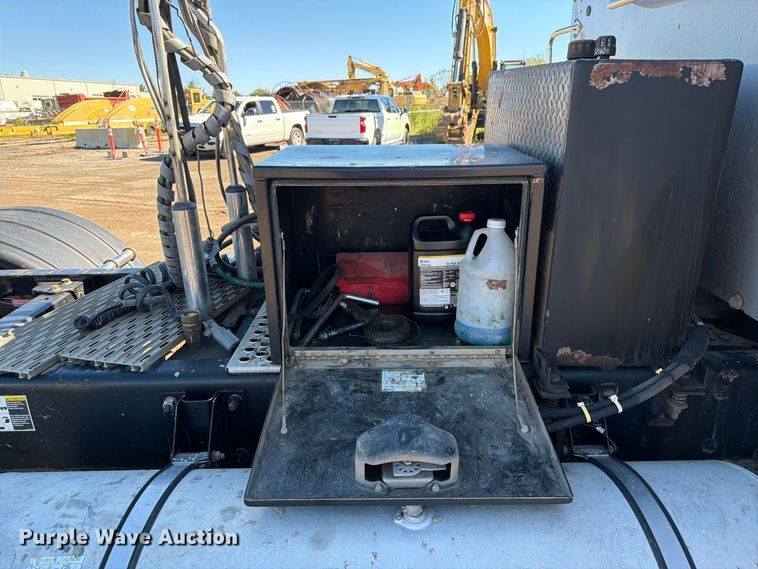 image for item EO8793 2019 Kenworth T880 semi truck