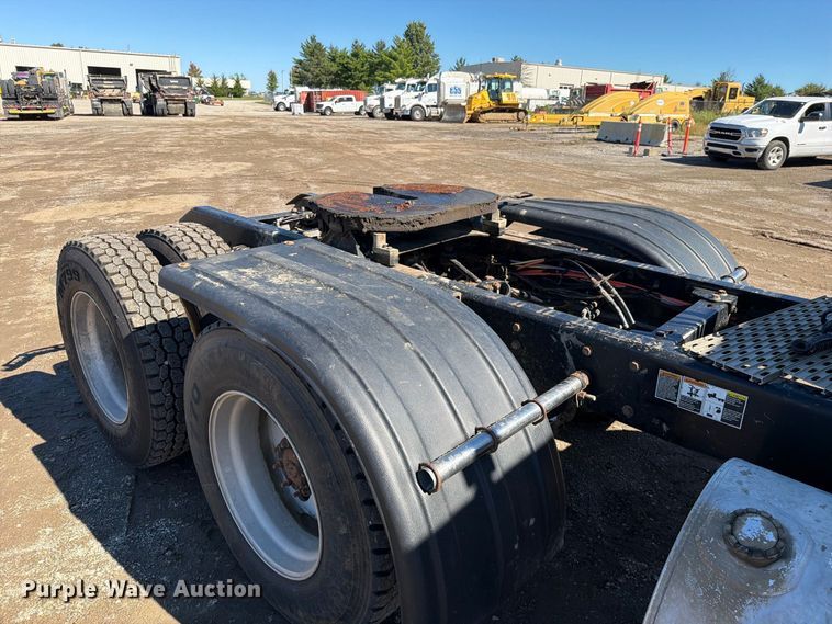 image for item EO8793 2019 Kenworth T880 semi truck